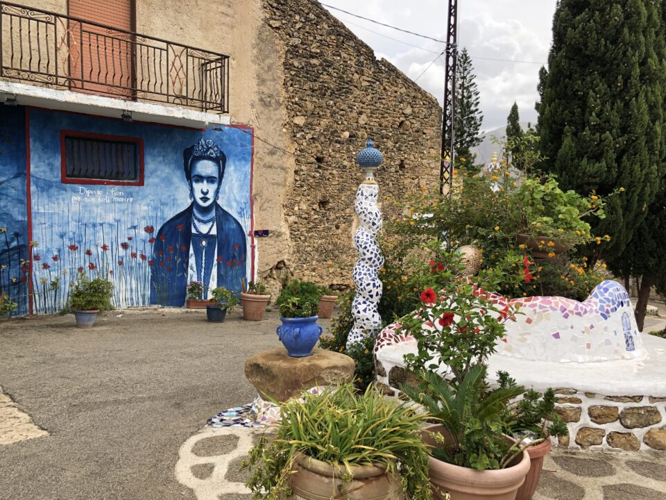 Murale di Frida Kahlo nel noto Borgo Parrini. 