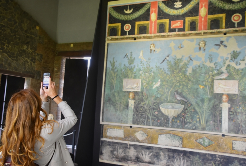 Un visitatore in occasione della mostra “Arte e sensualità nelle case di Pompei” al Parco Archeologico di Pompei