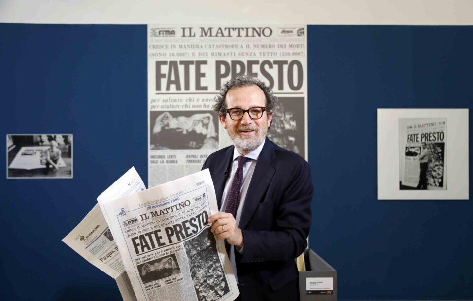 Direttore del giornale "Il Mattino" in presenza della gigantografia di "Fate presto" di Andy Warhol. 
