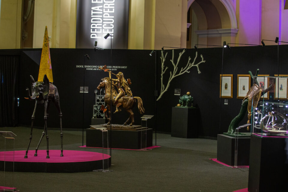Opere multiple di Salvador Dalì alla mostra “SPELLBOUND: Scenografia di un Sogno”.