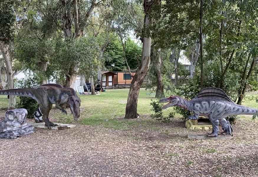 Alcuni dinosauri della mostra “Living Dinosaurs” a Caserta nei Giardini Maria Carolina. 